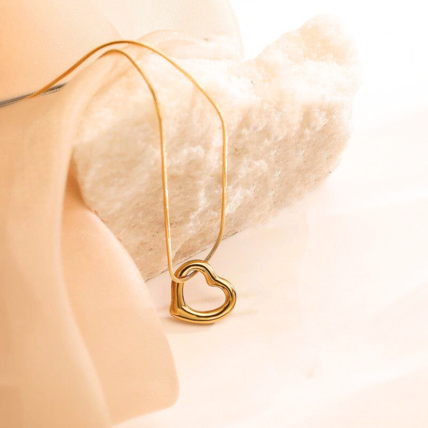 Aurelia Open Heart Necklace – Zariva