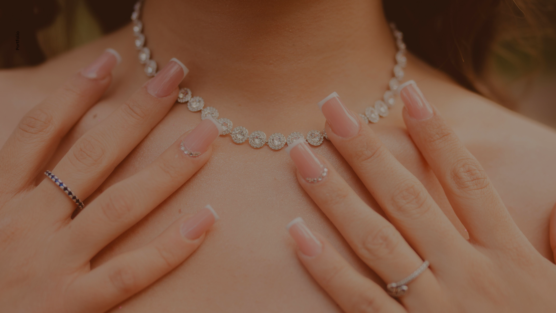 Close-up of a ZARIVA anti-tarnish necklace crafted for everyday luxury wear, featuring premium waterproof jewellery designed for lasting shine and elegance.
